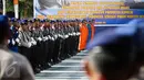 Puluhan anggota polisi air dan udara mengikuti upacara peringatan HUT Kepolisian Perairan dan Udara (Pol Airud) yang ke-66 di Jakarta, Kamis (1/12). Upacara tersebut dipimpin oleh Wakapolri Komjen Pol. Syafruddin. (Liputan6.com/Faizal Fanani)