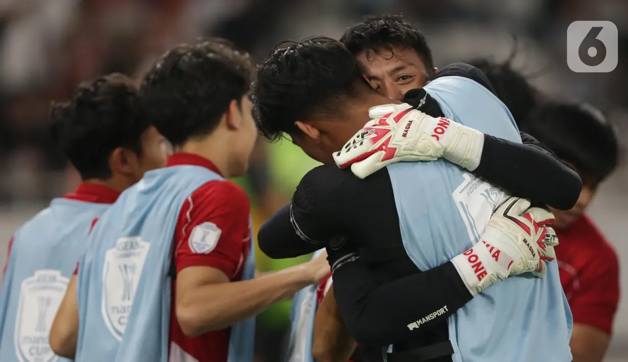 Penjaga gawang Timnas Indonesia, Muhammad Ardiansyah saat merayakan kemenangan atas Thailand di babak Semifinal Piala AFF U-23 2025 di Stadion Utama Gelora Bung Karno (SUGBK) Jakarta, Jumat (25/7/2025). (Liputan6.com/Helmi Fithriansyah)