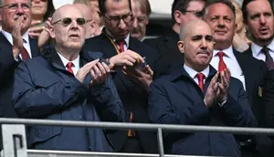 Co-Chariman Manchester United, Avram Glazer (kiri), dan CEO Manchester United, Omar Berrada (kanan), bertepuk tangan selama pertandingan final Piala FA Wanita Inggris antara Chelsea dan Manchester United di Stadion Wembley, London barat laut, pada 18 Mei 2025. (JUSTIN TALLIS/AFP)