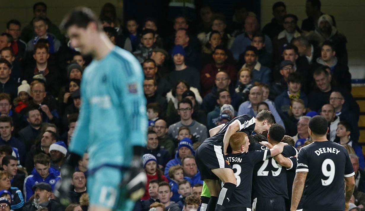 Para pemain Watford merayakan gol yang dicetak Odion Ighalo ke gawang Chelsea pada laga Premier League. (Reuters/Stefan Wermuth)