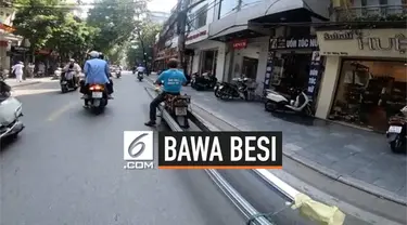 Sebuah video memperlihatkan aksi nekat dari seorang pria yang membawa besi sepanjang 5 meter sambil mengendarai motor. Aksi pria ini sangat jauh dari kata aman.