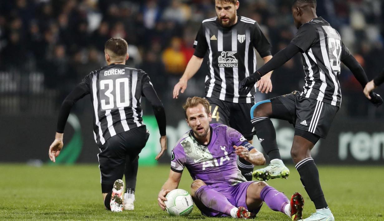 Tottenham Hotspur secara mengejutkan takluk dari klub antah berantah asal Slovenia yakni Mura pada laga kelima Grup G Europa Conference League, Jumat (26/11/2021). Pelatih Antonio Conte pun murka dengan hasil tersebut. (AP Photo)