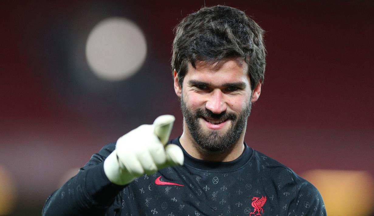 Alisson Becker. Kiper berusia 28 tahun ini didatangkan dari AS Roma pada musim 2018/2019 dengan nilai 62,5 juta euro dan sempat menjadikannya kiper termahal di dunia sebelum dipatahkan Kepa Arrizabalaga. Total telah tampil dalam 130 laga dengan torehan 59 clean sheet. (Foto: AFP/Pool/Peter Byrne)