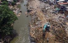 Crane terperosok ke Kali Ciliwung, timpa satu warga Kampung Pulo