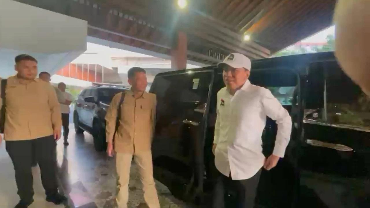 Kenakan Baju dan Topi PSI, Jokowi Bertolak ke Lampung dari Bandara Adi Soemarmo