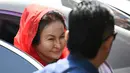 Istri mantan Perdana Menteri Malaysia Najib Razak, Rosmah Mansor turun dari mobil setibanya di Komisi Antikorupsi Malaysia (MACC), Putrajaya, Selasa (6/5). Ini menjadi momen pertama Rosmah dimintai keterangan oleh MACC. (AFP/Mohd RASFAN)