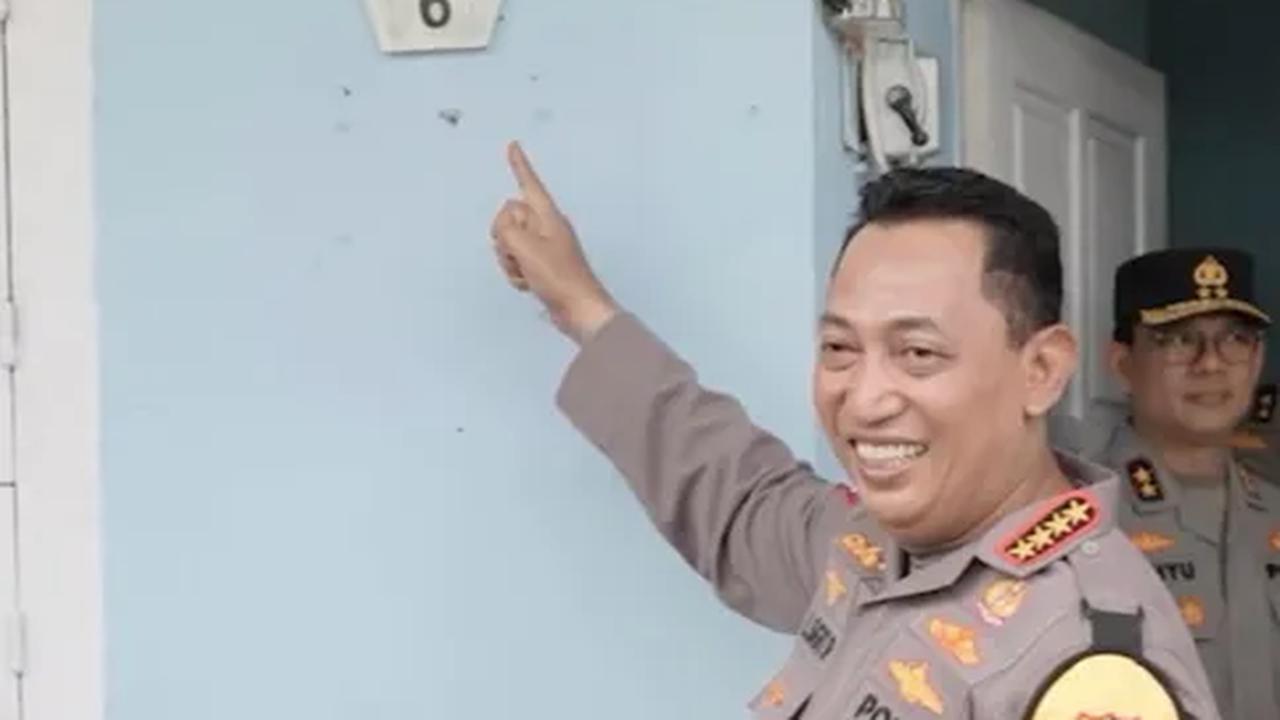 Wajah Semringah Kapolri saat Kunjungi Rumah Kelahiran ‘Gimana Ceritanya Saya Dulu Waktu Lahir?’