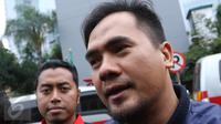 Pedangdut Saipul Jamil memberikan keterangan pers usai saat menjalani pemeriksaan kesehatan di gedung Kedokteran dan kesehatan, (20/2). Saipul Jamil harus menjalani beberapa pemeriksaan dalam kasus pencabulan. (Liputan6.com/Herman Zakharia)