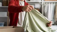 6 Cara Merapikan Baju Kusut Tanpa Setrika, Solusi Anak Kos