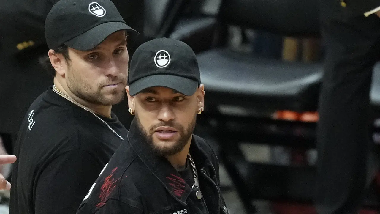Gaya Keren Neymar Saat Nonton Final NBA 2023