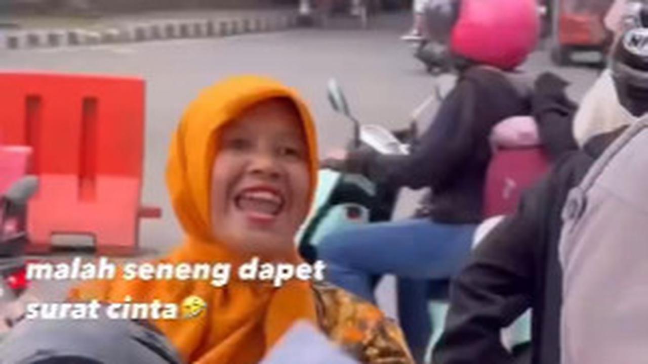 Ibu-Ibu ini Kegirangan Dapat 'Surat Cinta' dari Polisi Gara-Gara Tak Pakai Helm