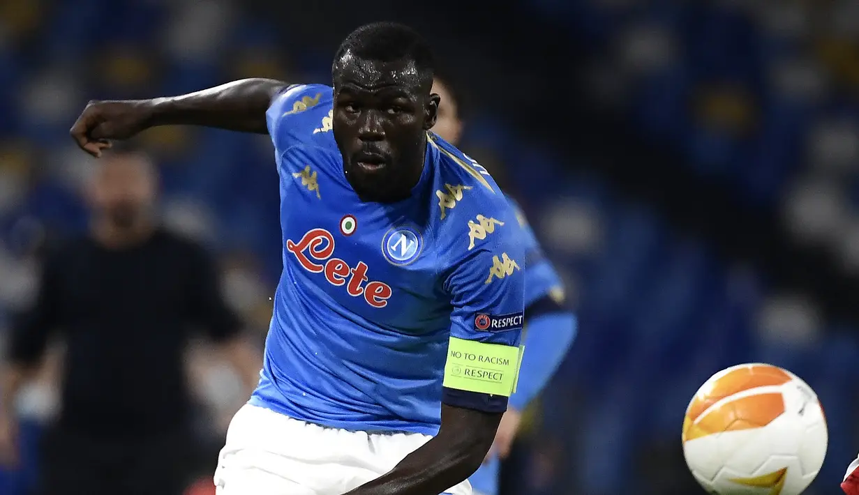 Kalidou Koulibaly, bek Napoli asal Senegal yang lama diincar Manchester United akhirnya justru berlabuh bersama Chelsea menjelang musim 2022/2023 bergulir. Nilai transfernya menjadi salah satu yang termahal yang pernah dikeluarkan Chelsea untuk mendapatkan jasa seorang pemain belakang. Berikut 5 transfer bek termahal yang pernah didatangkan Chelsea. (AFP/Filippo Monteforte)