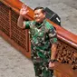 Calon Panglima TNI Laksamana TNI Yudo Margono memberi salam kepada anggota DPR dalam Rapat Paripurna Ke-12 Masa Persidangan II Tahun Sidang 2022-2023 di Kompleks Parlemen, Senayan, Jakarta, Selasa (13/12/2022). DPR menyepakati penetapan Laksamana TNI Yudo Margono sebagai Panglima TNI untuk menggantikan Jenderal TNI Andika Perkasa yang akan memasuki masa pensiun. (Liputan6.com/Angga Yuniar)