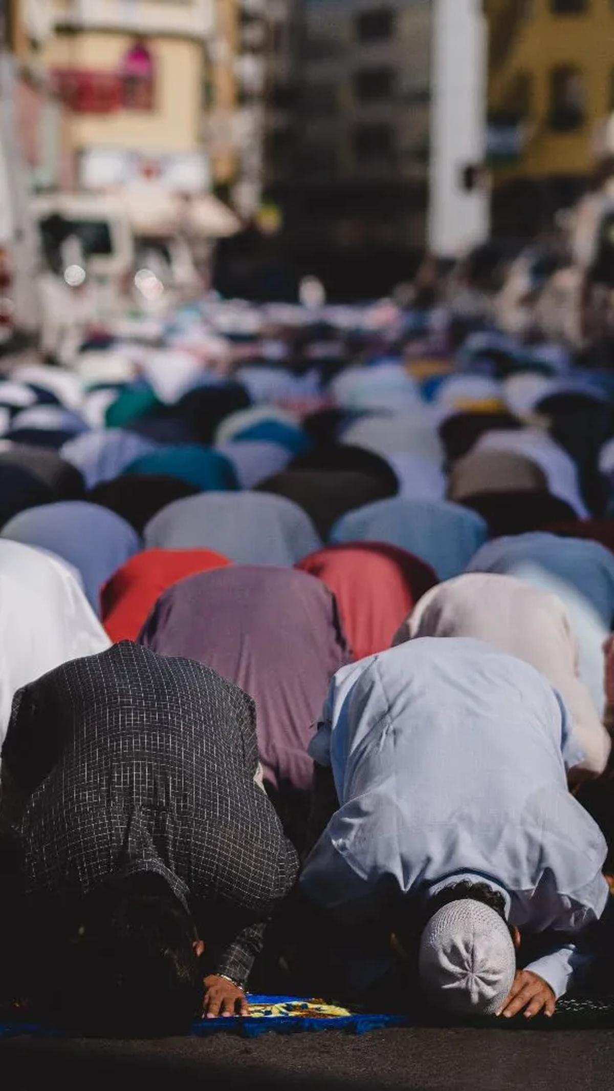 "Ushallī sunnatal istisqā’i rak‘ataini ma’mūman lillāhi ta‘ālā."