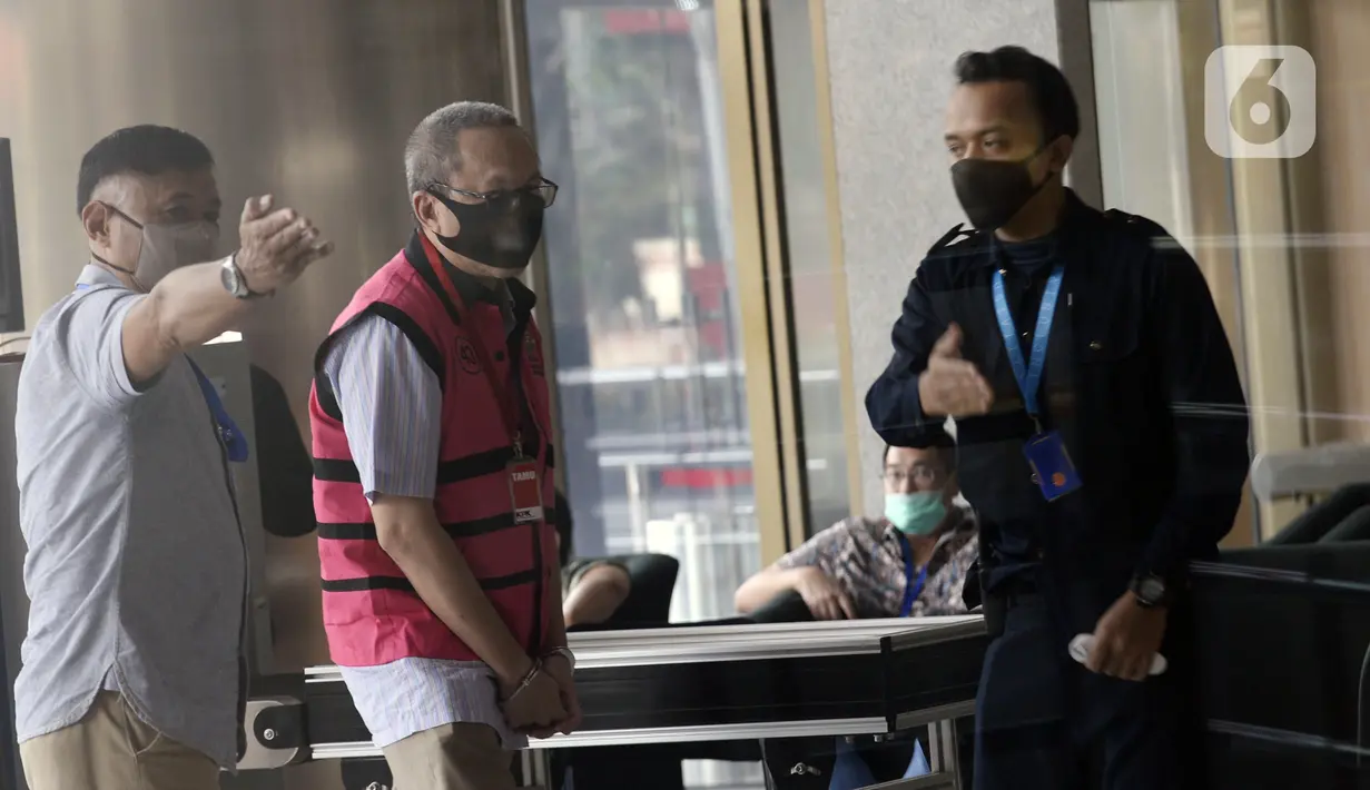 Mantan Dirut PT Danareksa Sekuritas Marciano Herdondrie Herman (tengah) jelang diperiksa Kejaksaan Agung, Gedung KPK, Jakarta, Kamis (18/6/2020). Marciano diperiksa sebagai tersangka dugaan korupsi pemberian fasilitas pembiayaan PT Danareksa Sekuritas ke PT Evio Securities. (merdeka.com/Dwi Narwoko)