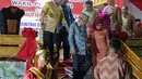 Wakil Presiden Jusuf Kalla bersama istrinya usai memberikan sambutan saat sillaturahmi ke kota Bone , Makassar, Sabtu (6/5/2015). JK meminta maaf karena kesibukannya ia baru sempat datang ke Bone. (Liputan6.com/Faizal Fanani)