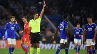 Gelandang Leicester City, Wilfred Ndidi, diganjar kartu merah saat bersua Leicester City pada laga pertama Grup C Liga Europa di King Power Stadium, Jumat (17/9/2021) dini hari WIB. (AFP/Oli Scarff)