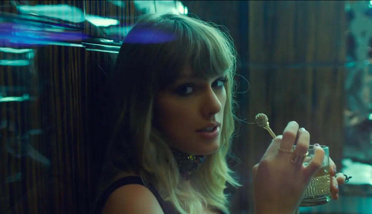 Taylor Swift terlihat minum minuma beralkohol dala video End Game. Namun sepertinya itu adalah whiskey, minuman Old Fashioned yang ia sebut di Getaway Car, lagu lain di album Reputation. (Cosmopolitan)