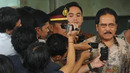 Menko Perekonomian Sofyan Djalil (kanan) saat ditanya oleh wartawan di Gedung KPK, Jakarta, Kamis (19/3/2015).  Rapat Koordinasi tersebut untuk membahas perdagangan harga gula di Indonesia. (Liputan6.com/Herman Zakharia)