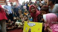 Ria Ricis berikan donasi buku untuk anak-anak eks Lokalisasi Gang Dolly