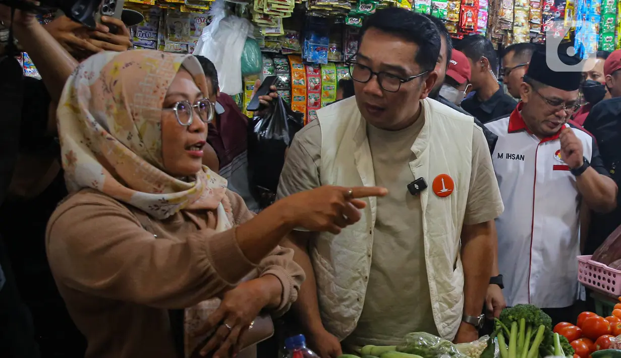 Sejumlah permasalahan yang dihadapi para pedagang dan pembeli di pasar tradisional saat ini adalah tingginya harga bahan pokok, kebersihan pasar, dan akses transportasi. (Liputan6.com/Angga Yuniar)