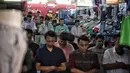 Jemaah melaksanakan salat Jumat di Pasar Tanah Abang, Jakarta, Jumat (10/5/2019). Area masjid yang terbatas membuat jemaah harus mengisi selasar dan lorong di area pasar untuk menjalankan salat. (Liputan6.com/Faizal Fanani)