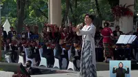 Vidi Aldiano saat menyanyikan Berkibarlah Bendera Negeriku dan Kebyar Kebyar di Upacara HUT RI ke-77 di Istana Merdeka Jakarta pada Rabu (17/8/2022). (Foto: YouTube/Sekretariat Presiden)