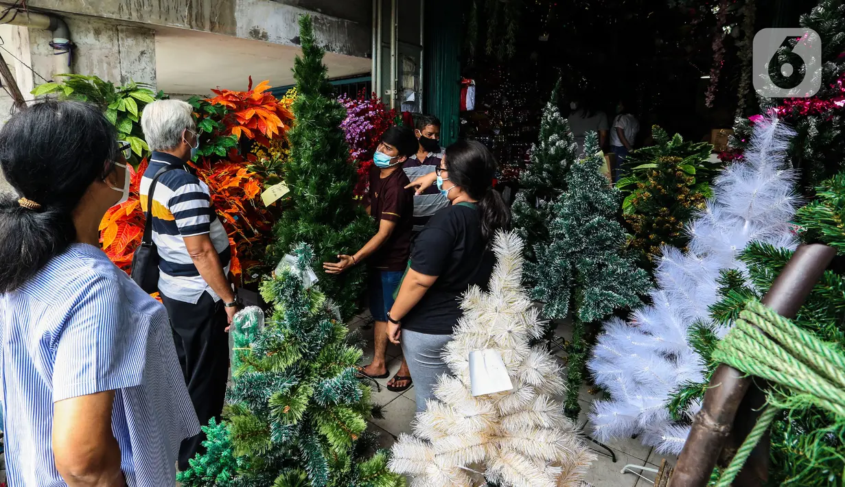 Warga membeli replika pohon Natal di Pasar Asemka, Jakarta, Rabu (16/12/2020).  Warga Ibu kota, biasanya mencari pernak pernik Natal, seperti pohon Natal yang biasanya dari pohon pinus buatan. (Liputan6.com/Johan Tallo)