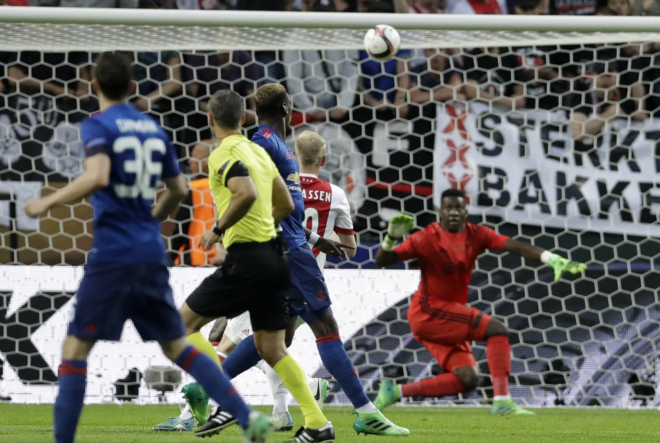 Proses gol gelandang Manchester United (MU) Paul Pogba ke gawang Ajax Amsterdam pada final Liga Europa 2016/2017. ((AP Photo/Michael Sohn)