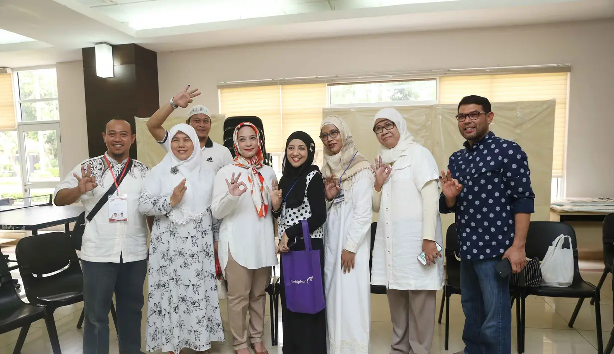 Bintang.com berkesempatan mengikuti Rachel kegiatan pencoblosan. Sebelum mencoblos pada pilihan buat Gubernur DKI Jakarta lima tahun mendatang, ia terlebih dulu melakukan salat Duha. (Nurwahyunan/Bintang.com)