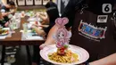 Pengunjung menikmati menu makanan ala serial animasi asal Jepang One Piece di Senayan Park Jakarta, Sabtu (23/11/2024). (Liputan6.com/Angga Yuniar)