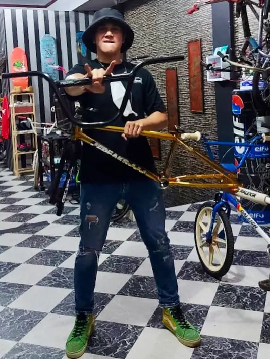 Ia berharap setelah adanya vaksin ini bisa membangkitkan semangat para pekerja seni lagi. Selain itu diakuinya, ada beberapa film yang dibintanginya pun belum tayang hingga kini. (Instagram/vinogbastian__)