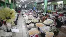 Suasana Pasar Bunga Rawa Belong, Jakarta, Senin (14/2/2022). Perajin buket setempat mengaku permintaan pesanan karangan bunga yang biasa dihadiahkan saat hari kasih sayang atau Valentine Day tersebut menurun. (Liputan6.com/Faizal Fanani)