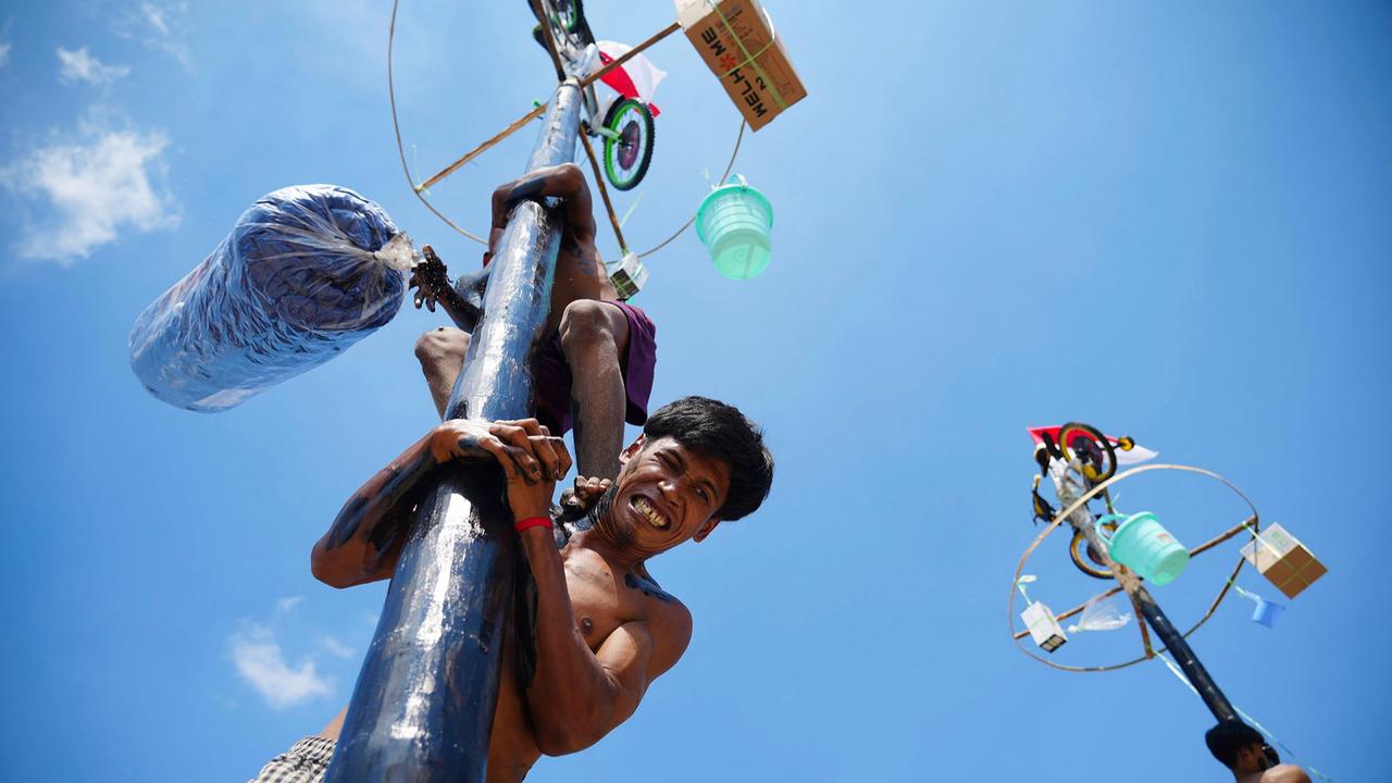 FOTO: Serunya Panjat Pinang di Ancol, 400 Peserta Rebut Hadiah Kemerdekaan