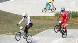 Atlet sepeda BMX putra Asian Games 2018 bertanding pada nomor putra di Pulo Mas International BMX Center, Sabtu (25/8). Pada pertandingan tersebut I Gusti Bagus Saputra finish diurutan kedua. (Liputan6.com/Fery Pradolo)