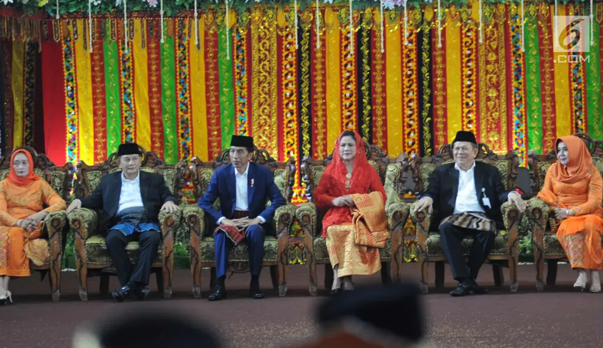 Presiden Joko Widodo dan Ibu Negara Iriana keluarga Bobby Nasution saat pesta adat Kahiyang Ayu dan Bobby Nasution di  Bukit Hijau Regency Taman Setia Budi (BHR Tasbi), Medan, Sabtu (25/11). (Liputan6.com/Pool/Media Center)