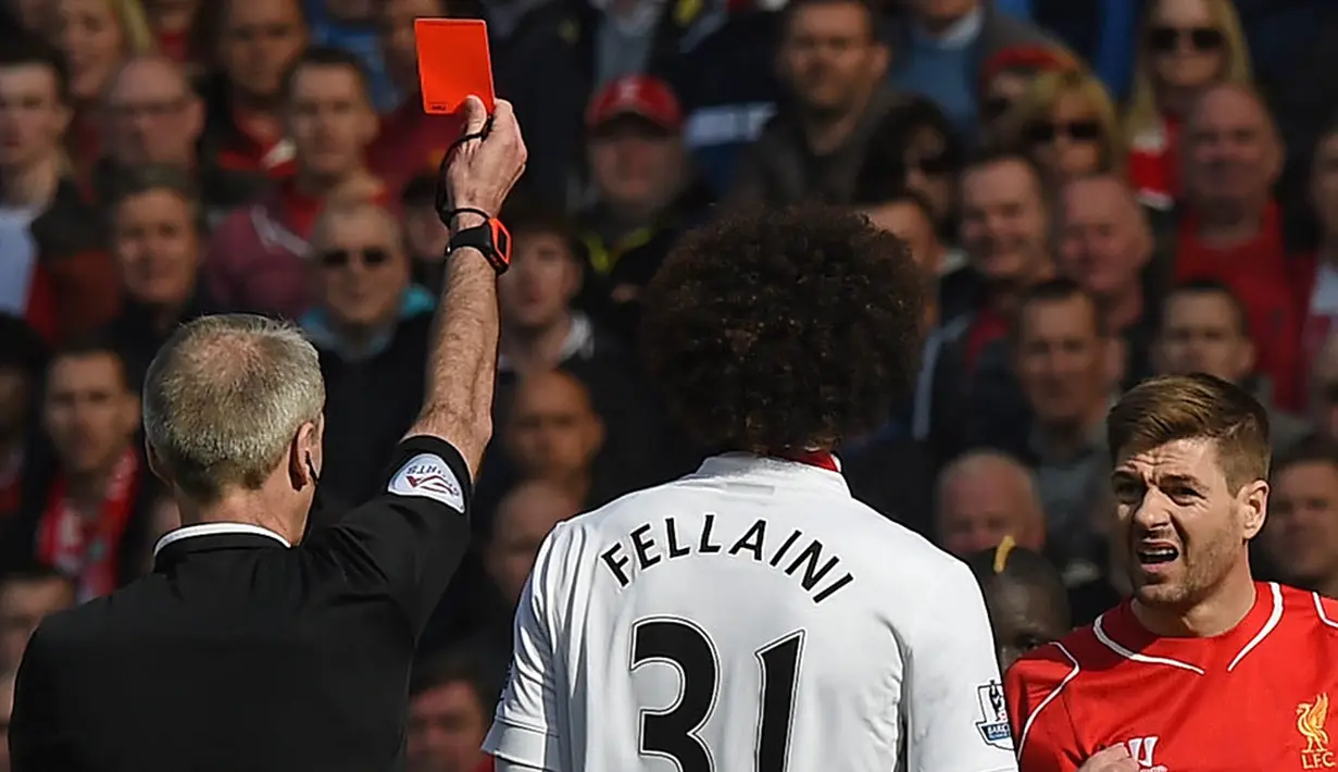 Laga terakhir gelandang Liverpool, Steven Gerrard, melawan MU diwarnai kartu merah. Kerasnya pertandingan membuat wasit Martin Atkinson terpaksa mengeluarkan Stevie G dari lapangan. (AFP/Paul Ellis)