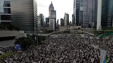 Pengunjuk rasa berkumpul di luar gedung parlemen di Hong Kong, Rabu (12/6/2019). Ribuan pengunjuk rasa memblokir pintu masuk ke kantor pusat pemerintah Hong Kong untuk memprotes RUU Ekstradisi. (AP Photo/Vincent Yu)