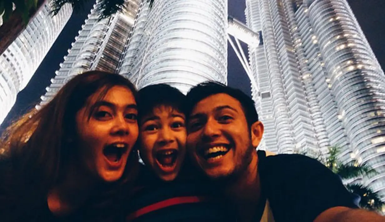 Sepertinya Rifky Balweel, Biby Alrean dan Arsen tidak hanya liburan di Indonesia saja. Mereka bertiga yang sudah sangat akrab layaknya keluarga kecil yang berbahagia pun juga sudah bertandang ke luar negeri.  (Instagram/rifkybalweel)