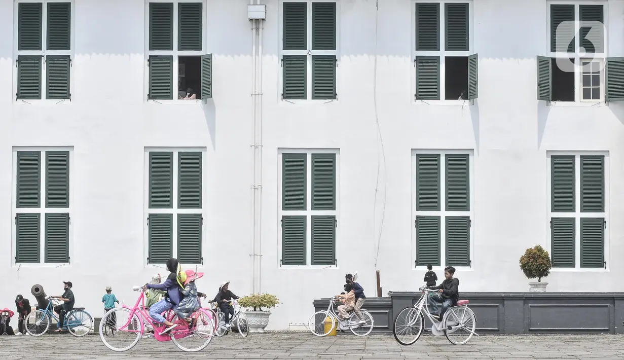 <p>Sejumlah pengunjung menggunakan sepeda yang disewakan di halaman Museum Fatahillah, kawasan Kota Tua, Jakarta, Rabu (4/5/2022). Libur Lebaran membawa berkah bagi jasa sewa sepeda ontel di Kota Tua. Penyewaan sepeda ontel mengalami peningkatan dari hari biasanya. Jasa sewa sepeda ontel di Kota Tua dipatok Rp20.000 per setengah jam. (merdeka.com/Iqbal S Nugroho)</p>