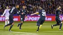Bek Real Madrid, Raphael Varane (kedua kiri) berselebrasi usai mencetak gol ke gawang Real Valladolid selama pertandingan lanjutan La Liga Spanyol di stadion Jose Zorrilla,Valladolid (10/3). Madrid menang telak 4-1 atas Valladolid. (AFP Photo/Cesar Manso)