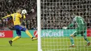 Striker Juventus, Gonzalo Higuain, mencetak gol lewat tandukan kepala ke gawang Tottenham Hotspur pada laga Liga Champions di Stadion Wembley, London, Rabu (7/3/2018). Tottenham Hotspur takluk 1-2 dari Juventus. (AP/Frank Augstein)