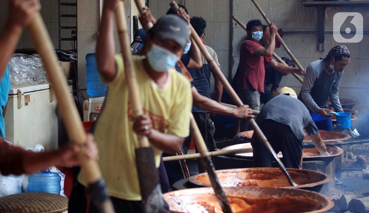 Aktivitas proses pembuatan dodol di Pabrik Nyonya Lauw di Jalan Lio Baru Kecamatan Neglasari, Tangerang, Banten, Selasa (26/1/2021). Jelang Tahun Baru Imlek pada 12 Februari mendatang, permintaan dodol dan kue keranjang meningkat menjadi dua kali lipat. (Liputan6.com/Johan Tallo)