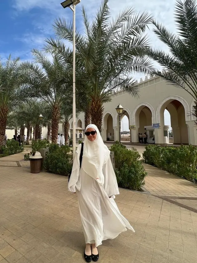Shenina Cinnamon tampil anggun tanpa makeup saat umrah di Tanah Suci