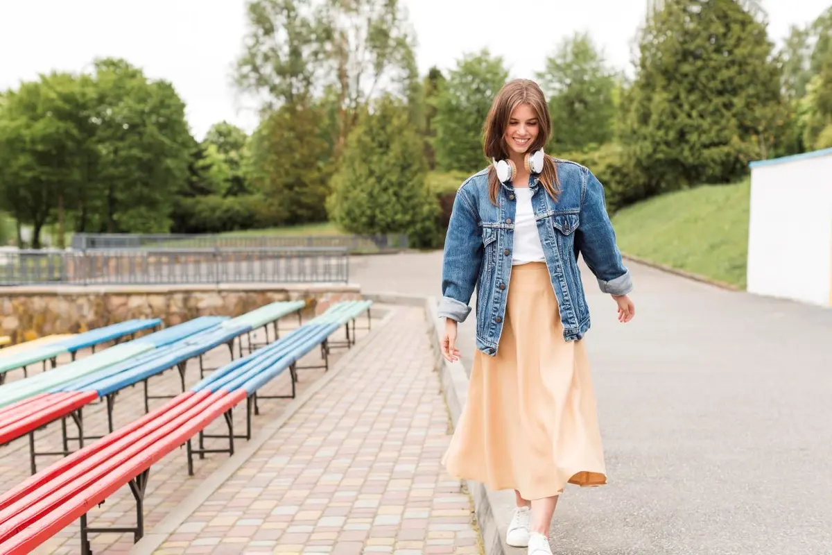 Inspirasi Outfit Campus Look (photo by freepik.com)