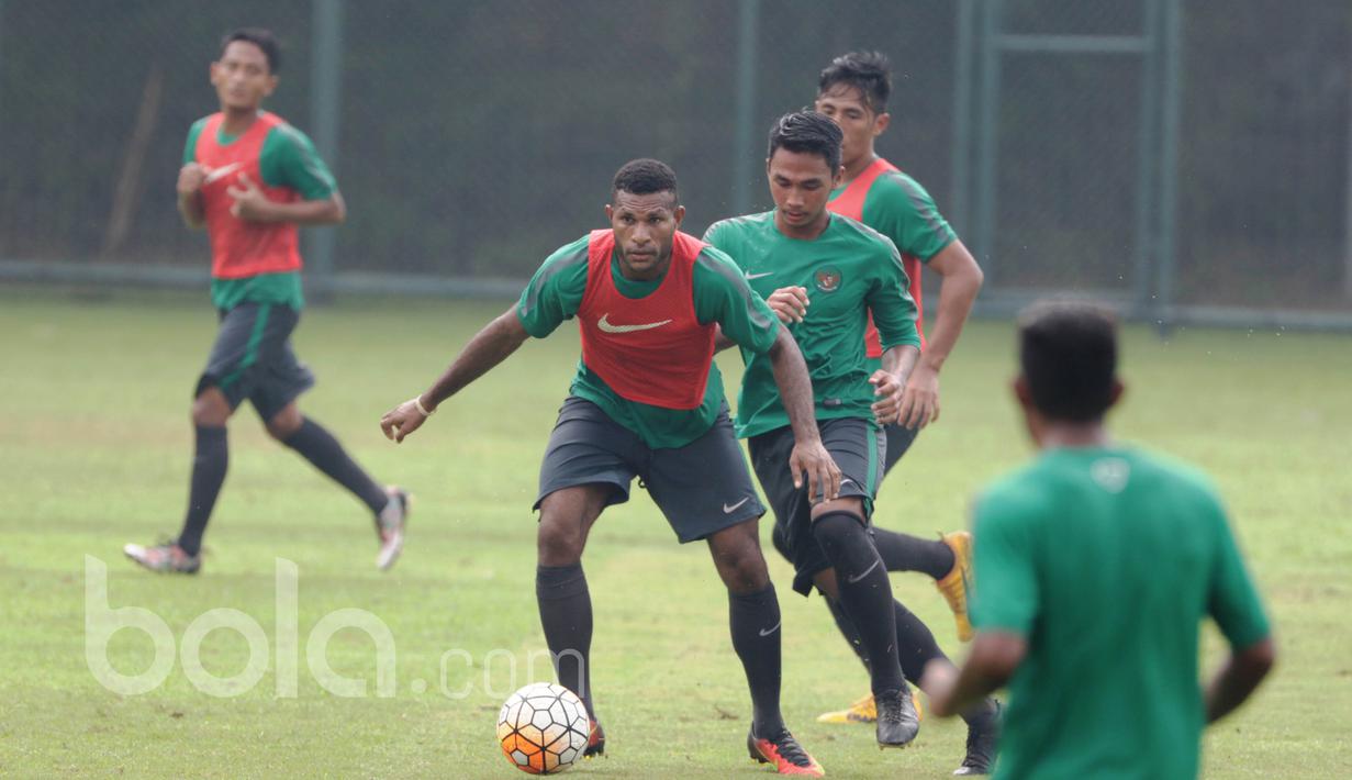 Pemain Timnas Indonesia U-22, Marianus Wanewar, berusaha melewati Bagas Adi saat latihan di Lapangan SPH Karawaci, Banten, Rabu (10/5/2017)