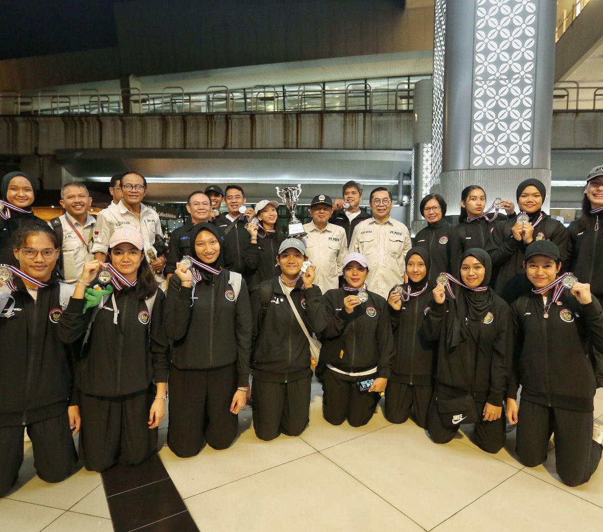 Tim voli putri Indonesia U-18 tiba di Bandara Soekarno Hatta, Tangernag, Banten, seusai mengikuti kejuaraan Princess Cup 2024 di Thailand, pada Jumat (14/6/2024). Kedatangan mereka mendapat sambutan hangat dari jajaran pengurus Persatuan Bola Voli Seluruh