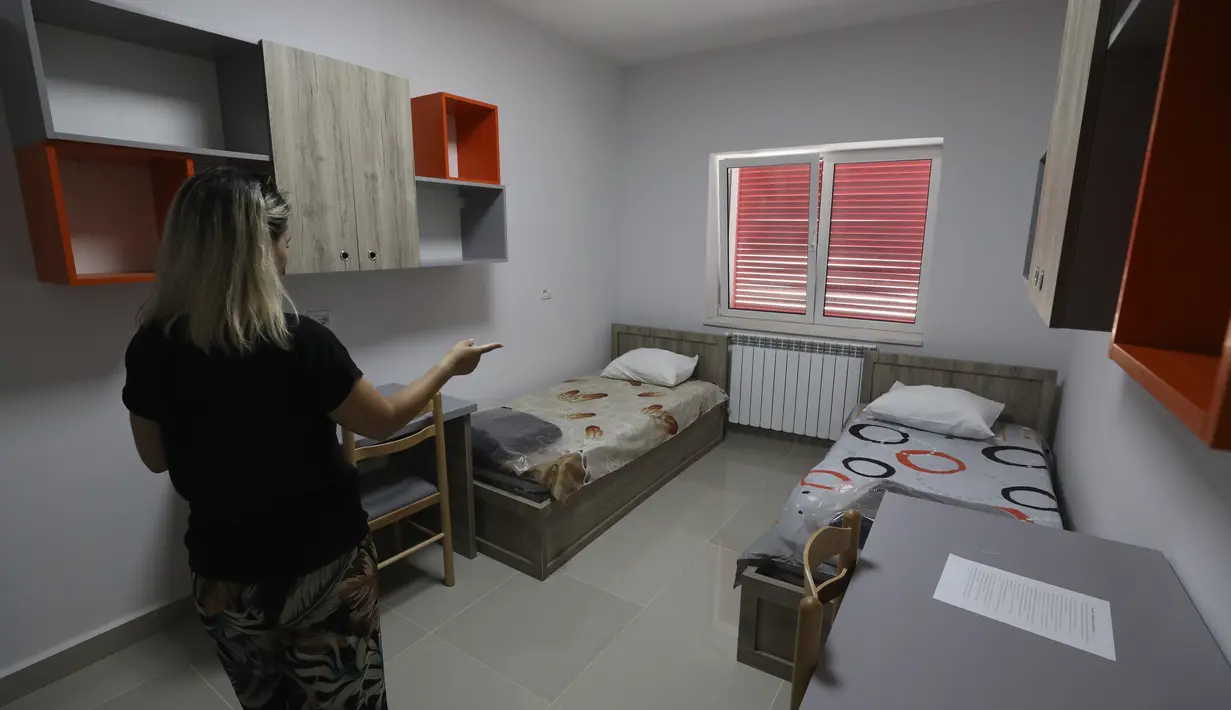 Pegawai pemerintah menunjukkan kamar-kamar yang akan menampung warga Afghanistan, di kampus mahasiswa di Tirana, Albania, Rabu (18/8/2021).  Albania sedang mempersiapkan kedatangan warga Afganistan yang bekerja dengan pasukan penjaga perdamaian Barat yang terancam Taliban. (AP Photo/Franc Zhurda)