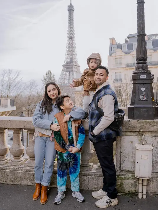 Penampilan istri Raffi Ahmad itu tentu tak luput dari perhatian. Meski terlihat simpel,Nagita kedapatan memakai baju hingga aksesoris mewah yang membuat banyak warganet takjub dibuatnya. [@raffinagita1717]