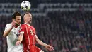 Pemain Bayern Munchen, Franck Ribery dan pemain Sevilla Franco Damian Vazquez berebut bola pada laga leg kedua perempat final Liga Champions di Allianz Arena, Kamis (12/4). Bayern Munchen lolos ke semifinal dengan agregat 2-1. (AP/Matthias Schrader)